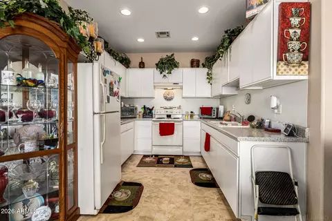 Kitchen - 22843 E Ivanhoe St, Mesa, AZ 85212 photo 7 of 9