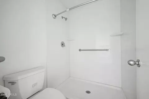 Bath - 5525 E Thomas Rd #Q4, Phoenix, AZ 85018 photo 2 of 4