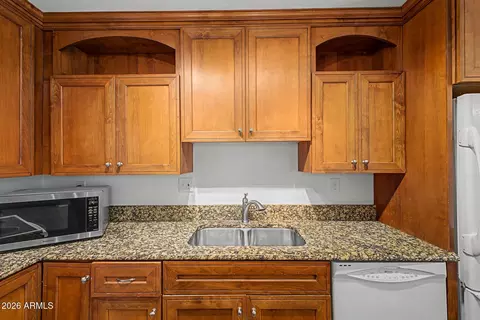 Kitchen - 5525 E Thomas Rd #Q4, Phoenix, AZ 85018 photo 4 of 4