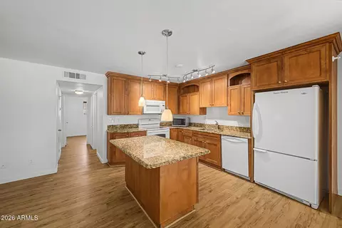 Kitchen - 5525 E Thomas Rd #Q4, Phoenix, AZ 85018 photo 3 of 4