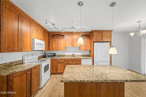 Kitchen - 5525 E Thomas Rd #Q4, Phoenix, AZ 85018 photo 2 of 4