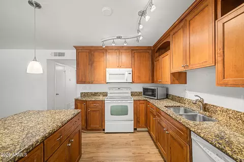 Kitchen - 5525 E Thomas Rd #Q4, Phoenix, AZ 85018 photo 1 of 4
