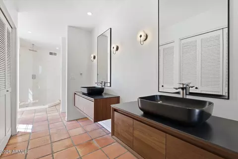 Bath - 341 E Deepdale Rd, Phoenix, AZ 85022 photo 3 of 5