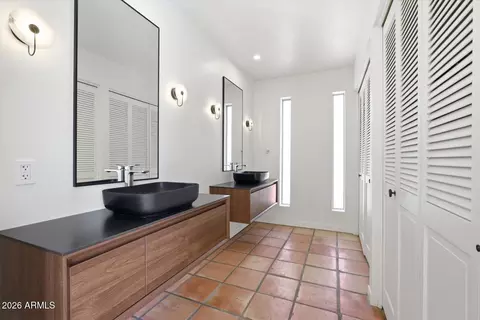 Bath - 341 E Deepdale Rd, Phoenix, AZ 85022 photo 2 of 5