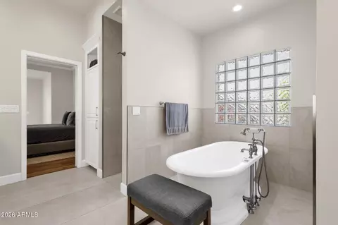 Bath - 4139 E Colter St, Phoenix, AZ 85018 photo 3 of 6