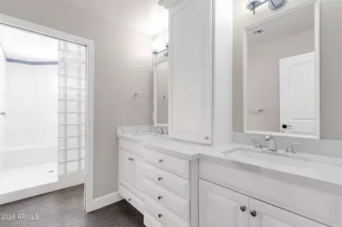 Bath - 4139 E Colter St, Phoenix, AZ 85018 photo 4 of 6