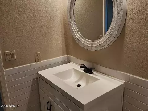 Bath - 4615 E Monte Way, Phoenix, AZ 85044 photo 4 of 4