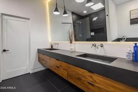 Bath - 4334 E Lewis Ave, Phoenix, AZ 85008 photo 9 of 11