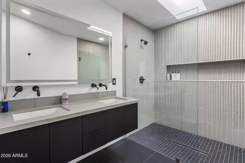 Bath - 4334 E Lewis Ave, Phoenix, AZ 85008 photo 3 of 11