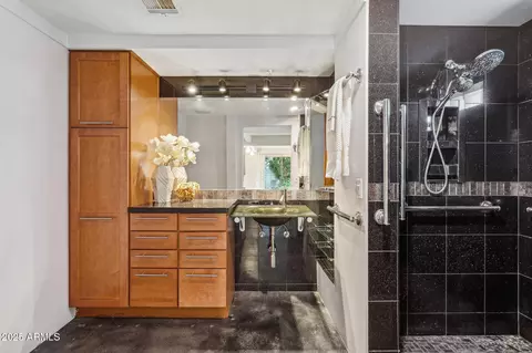 Bath - 4324 E Stanford Dr, Phoenix, AZ 85018 photo 1 of 5