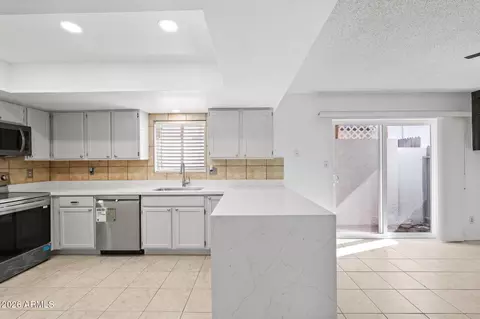 Kitchen - 6105 N 12th Way, Phoenix, AZ 85014 photo 1 of 2