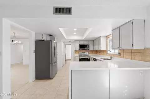 Kitchen - 6105 N 12th Way, Phoenix, AZ 85014 photo 2 of 2