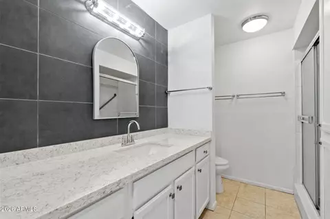 Bath - 6105 N 12th Way, Phoenix, AZ 85014 photo 1 of 3