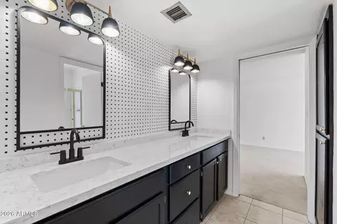 Bath - 6105 N 12th Way, Phoenix, AZ 85014 photo 3 of 3