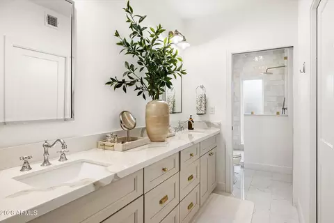 Bath - 1538 E Montebello Ave, Phoenix, AZ 85014 photo 2 of 5