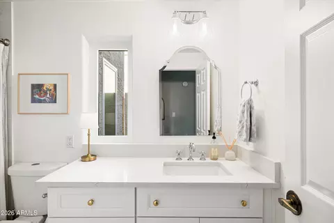 Bath - 1538 E Montebello Ave, Phoenix, AZ 85014 photo 4 of 5