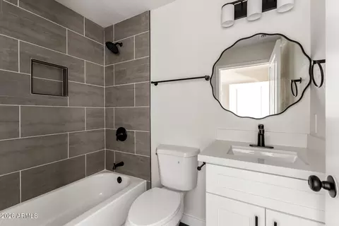 Bath - 3121 N 35th Dr, Phoenix, AZ 85019 photo 1 of 3