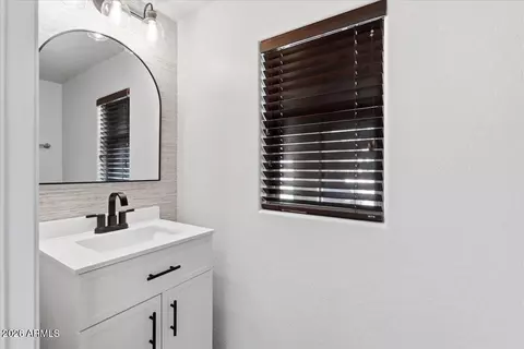 Bath - 104 E Palomino Dr, Gilbert, AZ 85296 photo 1 of 4