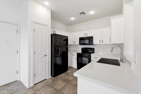 Kitchen - 104 E Palomino Dr, Gilbert, AZ 85296 photo 1 of 2