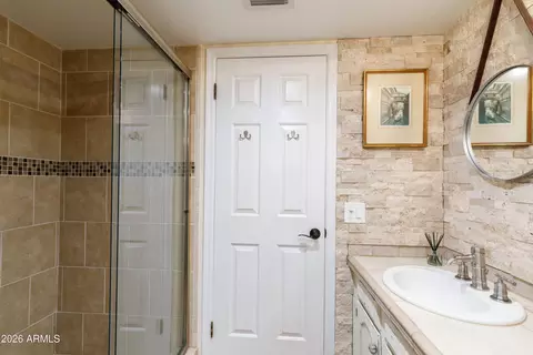 Bath - 4833 N 38th St, Phoenix, AZ 85018 photo 5 of 6