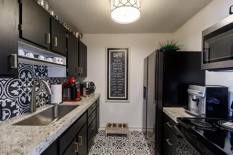 Kitchen - 4833 N 38th St, Phoenix, AZ 85018 photo 7 of 8