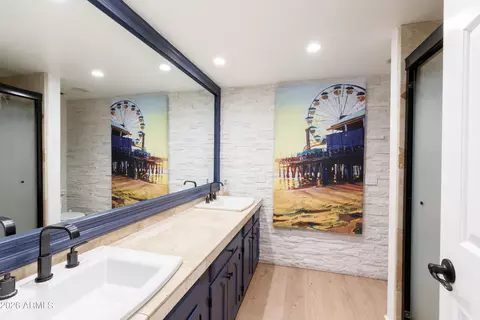 Bath - 4833 N 38th St, Phoenix, AZ 85018 photo 6 of 6