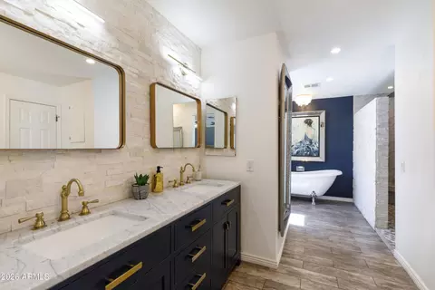 Bath - 4833 N 38th St, Phoenix, AZ 85018 photo 1 of 6