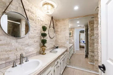 Bath - 4833 N 38th St, Phoenix, AZ 85018 photo 4 of 6