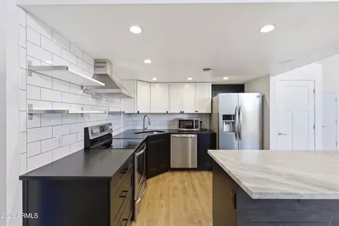 Kitchen - 334 W Medlock Dr #C201, Phoenix, AZ 85013 photo 3 of 4