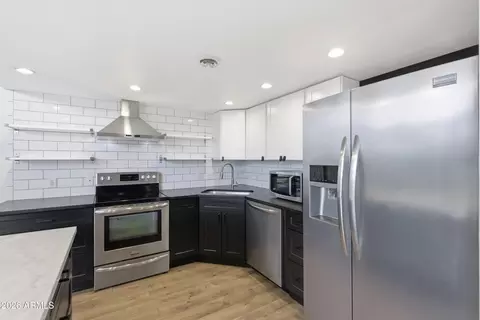 Kitchen - 334 W Medlock Dr #C201, Phoenix, AZ 85013 photo 4 of 4