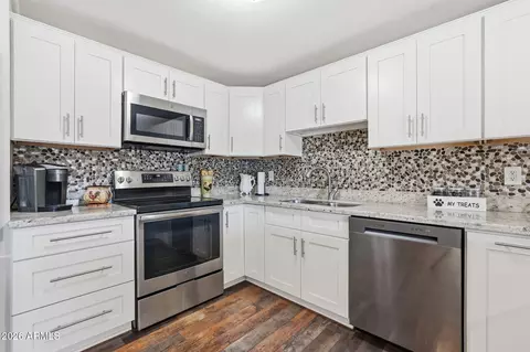 Kitchen - 3765 E Pershing Ave, Phoenix, AZ 85032 photo 4 of 4