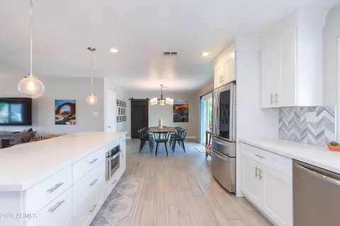 Kitchen - 5541 E Cheery Lynn Rd, Phoenix, AZ 85018 photo 4 of 8