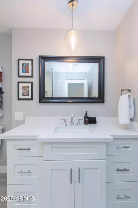 Bath - 5541 E Cheery Lynn Rd, Phoenix, AZ 85018 photo 2 of 7