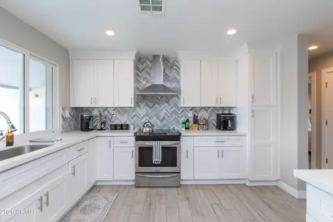 Kitchen - 5541 E Cheery Lynn Rd, Phoenix, AZ 85018 photo 5 of 8
