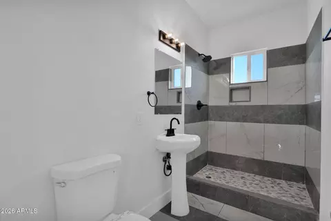 Bath - 315 E Carol Ave, Phoenix, AZ 85020 photo 1 of 2