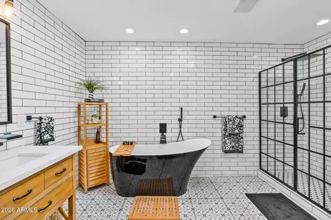 Bath - 4402 E Turney Ave, Phoenix, AZ 85018 photo 3 of 7