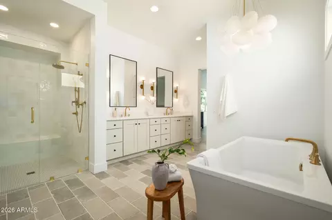 Bath - 3912 E Crittenden Ln, Phoenix, AZ 85018 photo 2 of 5