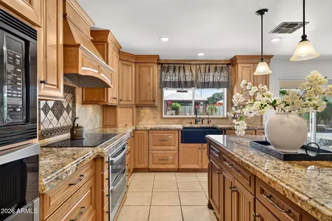 Kitchen - 3955 E Indigo Bay Ct, Gilbert, AZ 85234 photo 5 of 9