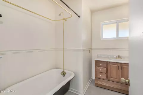 Bath - 6740 N 15th St, Phoenix, AZ 85014 photo 6 of 7