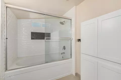 Bath - 6740 N 15th St, Phoenix, AZ 85014 photo 3 of 7