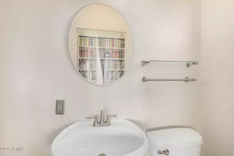 Bath - 6740 N 15th St, Phoenix, AZ 85014 photo 4 of 7