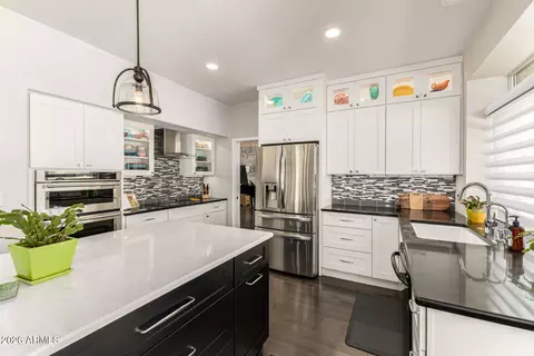 Kitchen - 1605 E Saltsage Dr, Phoenix, AZ 85048 photo 4 of 7