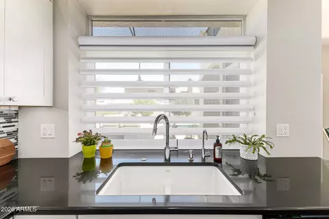 Kitchen - 1605 E Saltsage Dr, Phoenix, AZ 85048 photo 5 of 7