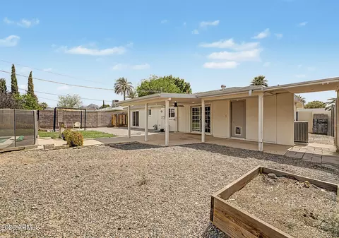 Exterior - 210 El Camino Dr, Phoenix, AZ 85020 photo 9 of 10