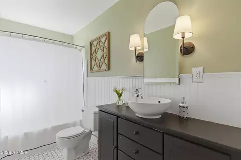 Bath - 4141 N 35th St, Phoenix, AZ 85018 photo 2 of 2