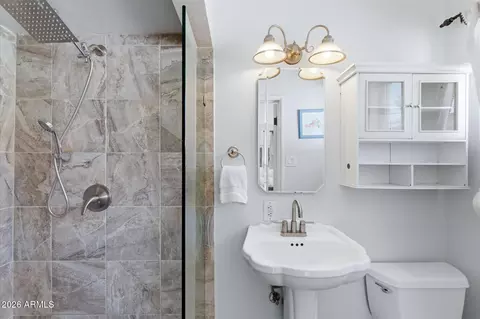 Bath - 4141 N 35th St, Phoenix, AZ 85018 photo 1 of 2
