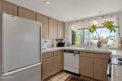 Kitchen - 3916 E Bloomfield Rd, Phoenix, AZ 85032 photo 3 of 6