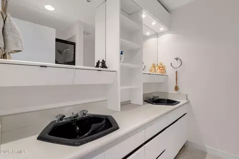 Bath - 3916 E Bloomfield Rd, Phoenix, AZ 85032 photo 1 of 3