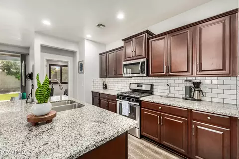 Kitchen - 7913 S 25th Pl, Phoenix, AZ 85042 photo 3 of 4