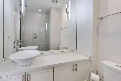Bath - 4099 E Campbell Ave, Phoenix, AZ 85018 photo 2 of 3